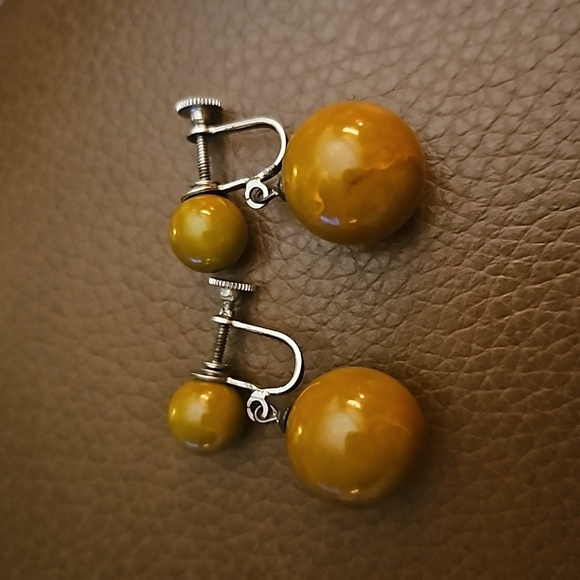 Vintage 1930s Marbled Olive Green Bakelite Screw-on Drop Earrings - Picture 2 of 7